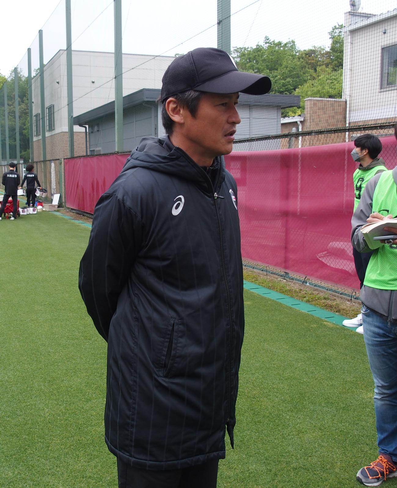 4月25日の練習後に取材対応する吉田孝行監督（撮影・永田淳）