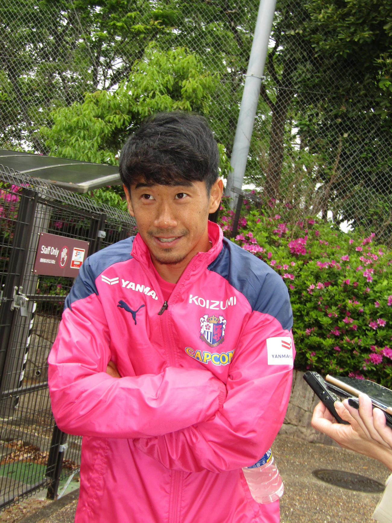 公開練習後に取材に応じるC大阪香川真司