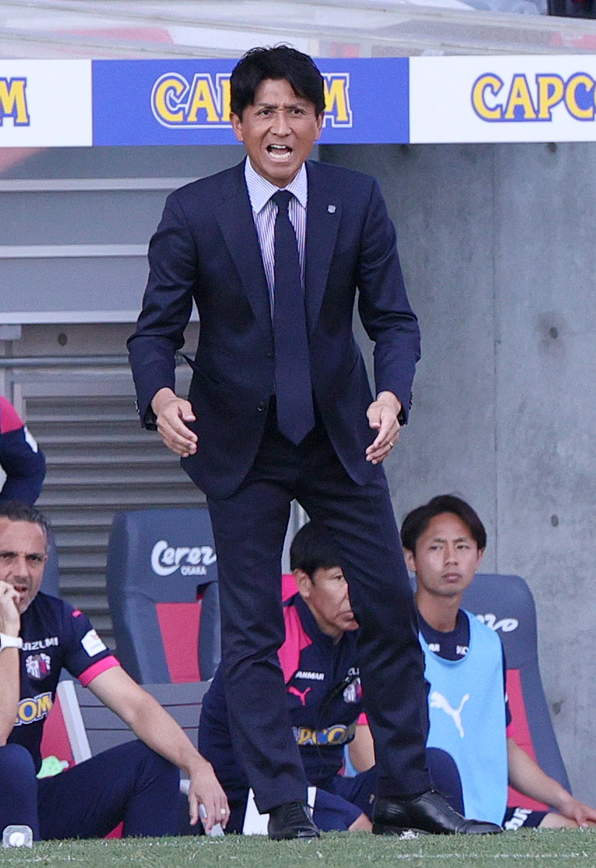声を上げて選手に指示を出すC大阪小菊監督（2023年4月23日撮影）