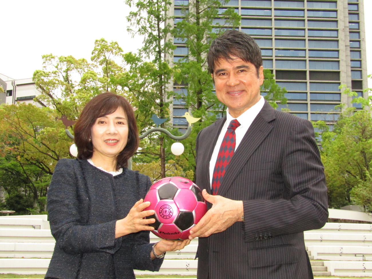 記者会見に出席した永島昭浩氏（右）と兵庫県サッカー協会・高砂佳世副会長