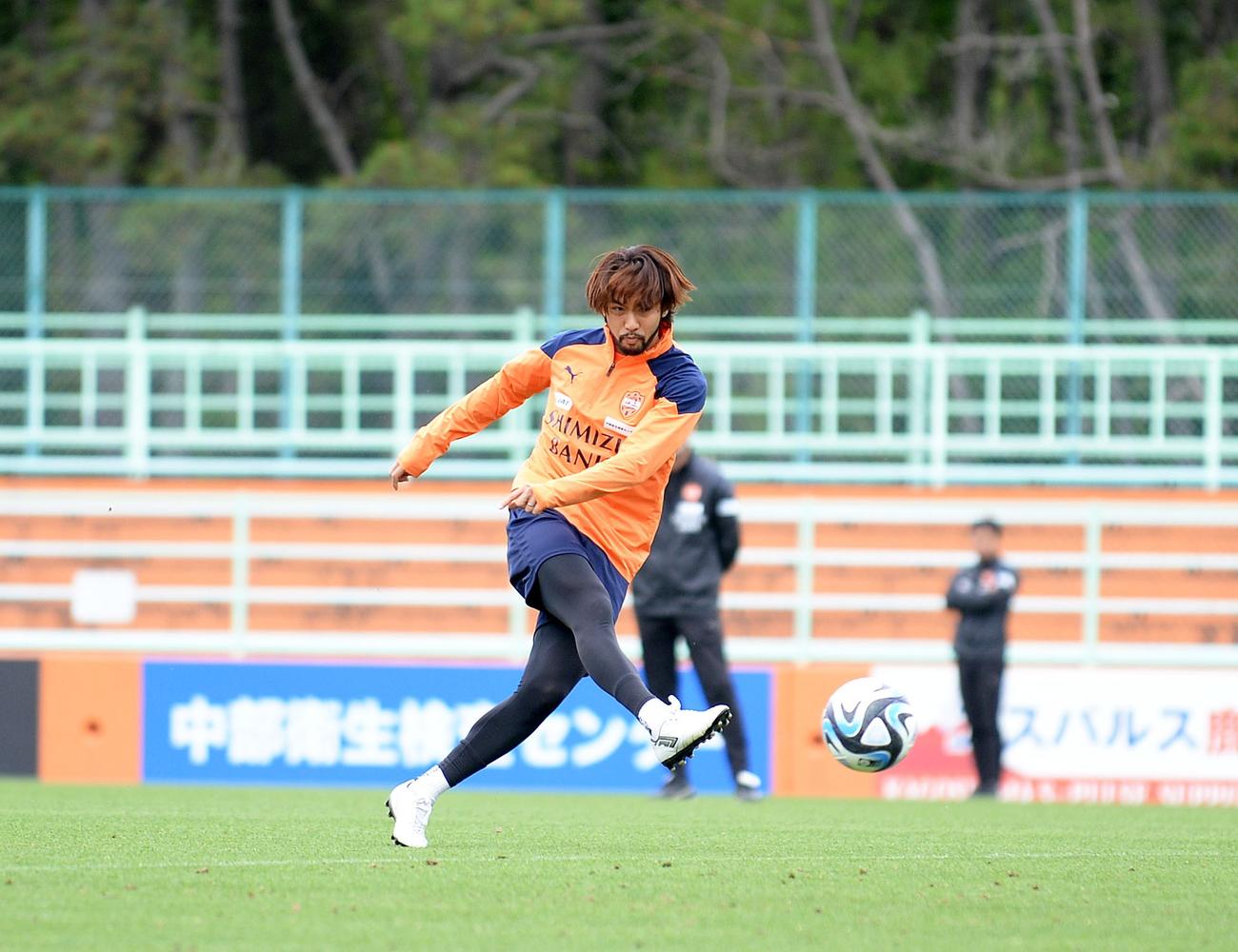 シュート練習に励む清水神谷