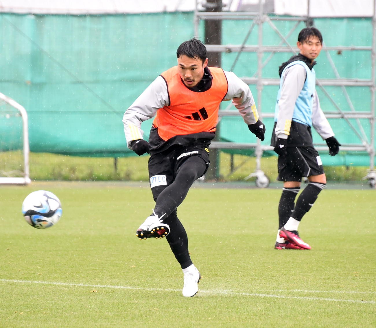 シュートを打つ仙台FW中山（左）とMF郷家