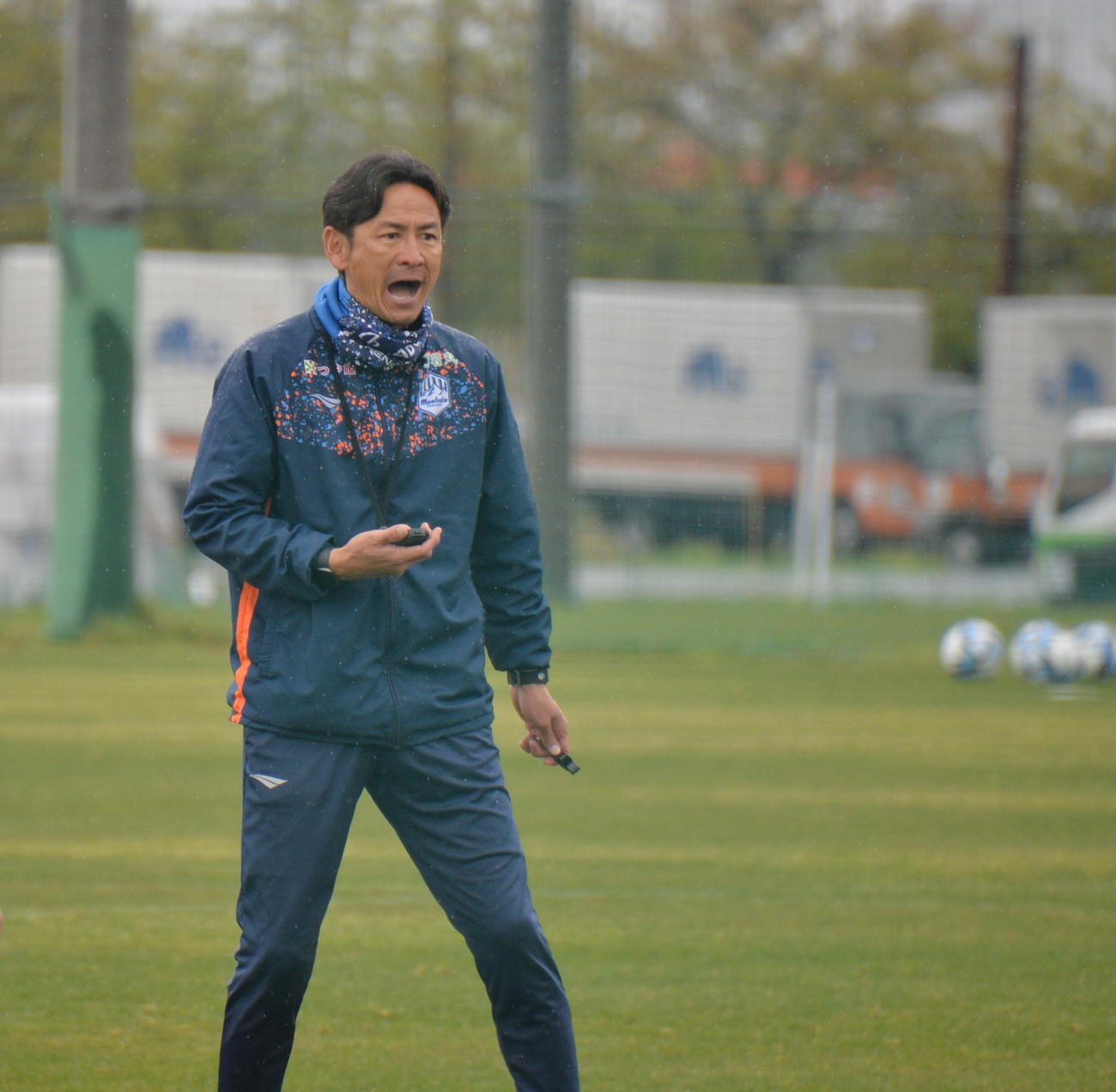 チーム練習で、厳しい表情でゲキを飛ばす渡辺監督（撮影・濱本神威）