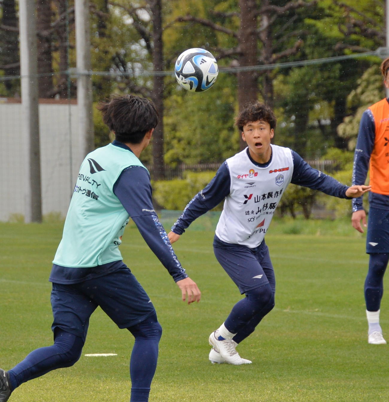 チーム練習で、ボールを受ける山形MF小西（右）