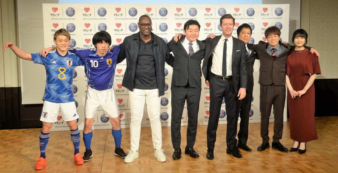 「アミューズ」と「PSG」の「オフィシャルリージョナルパートナー」締結会見に出席する、左からおばたのお兄さん、ピーチ、エムボマ氏、岩谷和馬社長、ヴァゼル、吉田敬、陣内智則、三田麻央