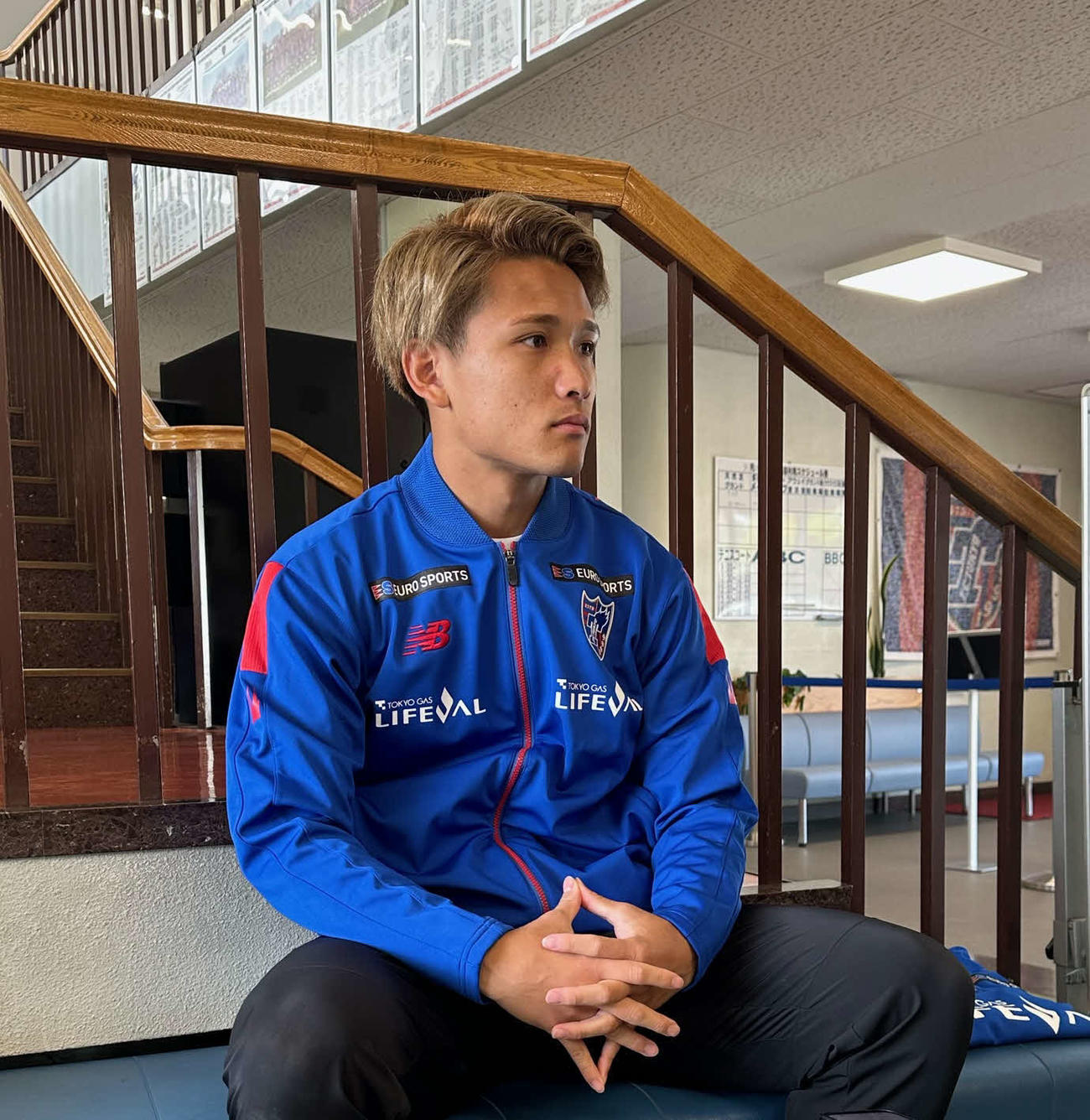 練習を終えて取材対応する東京MF松木玖生