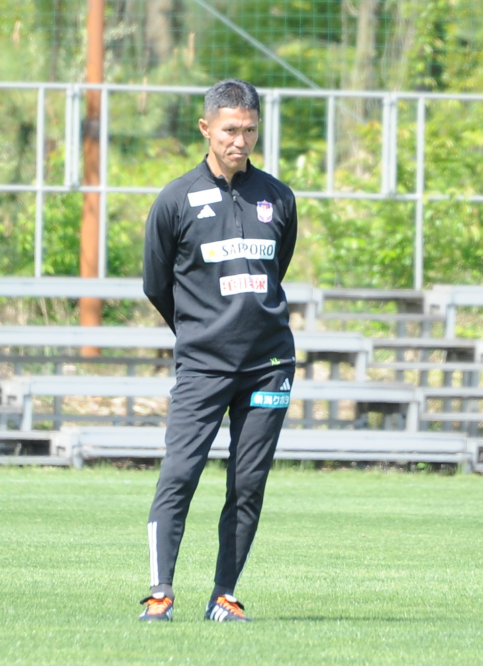 東京戦の前日練習で選手の動きをチェックする松橋監督（左）