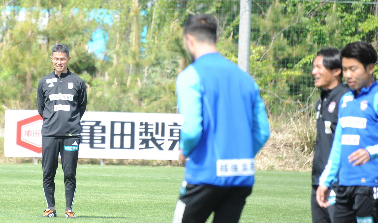 東京戦の前日練習で選手の動きをチェックする松橋監督（左）