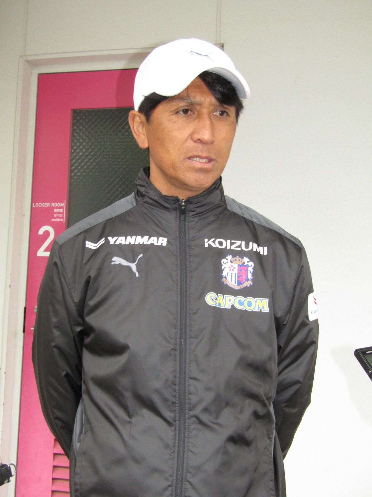 25日の公開練習後に取材に応じるC大阪小菊監督