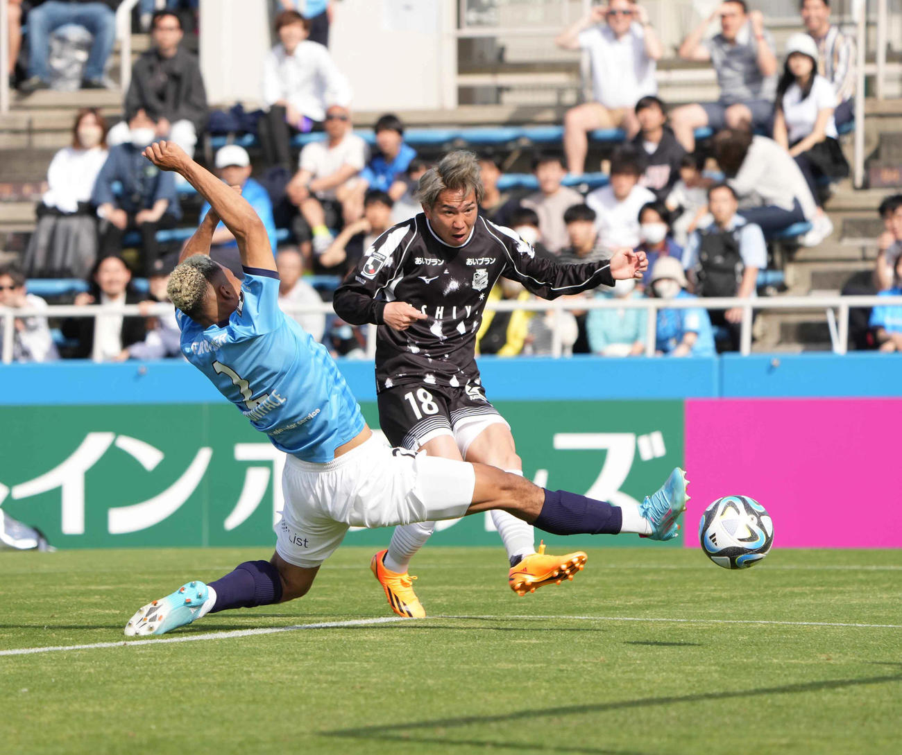横浜FC対札幌　後半、札幌浅野（右）はこの日2点目のゴールを奪う（撮影・小沢裕）
