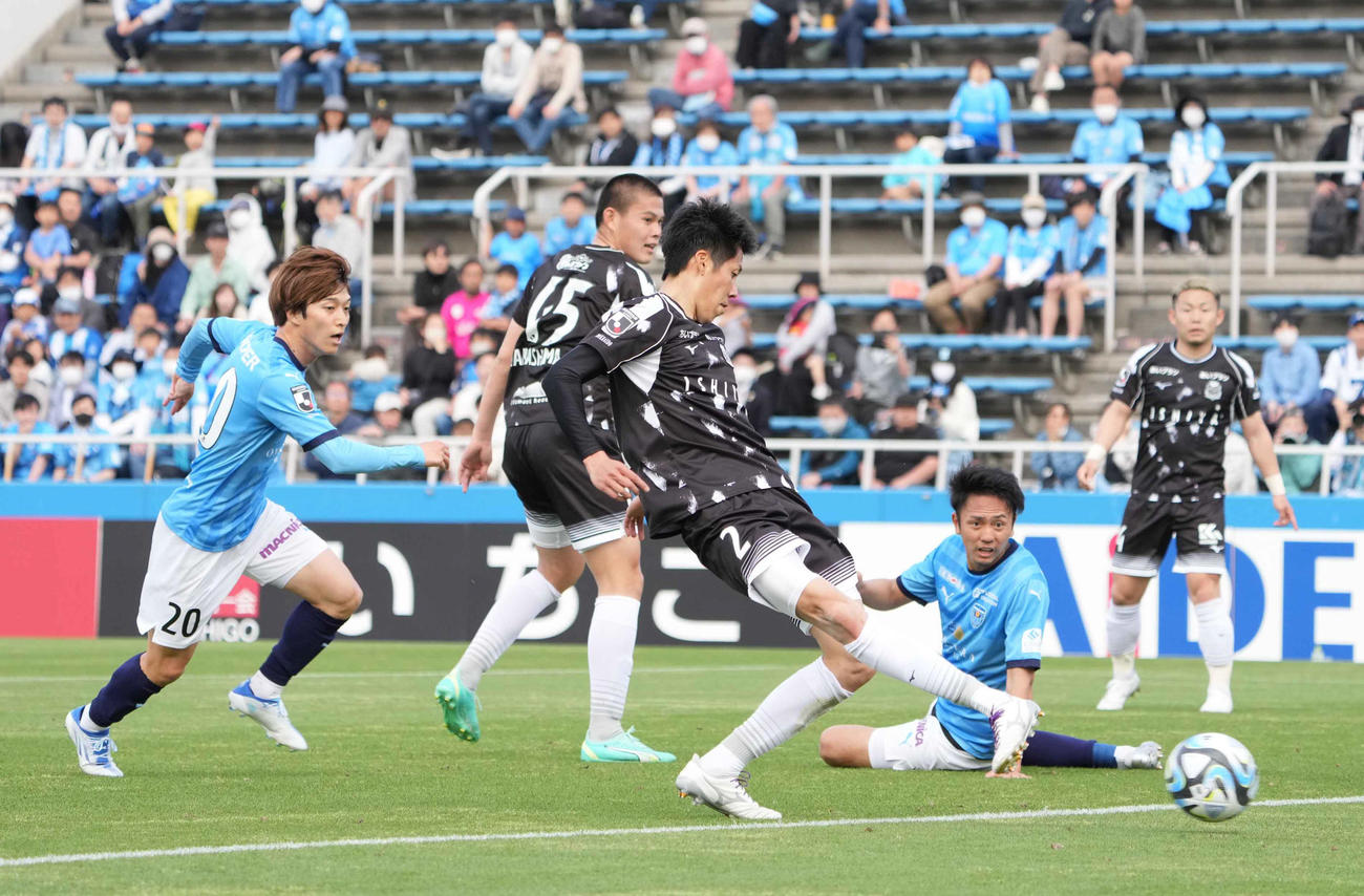 横浜FC対札幌　後半、札幌田中駿（中央）はチーム4点目のゴールを奪う（撮影・小沢裕）