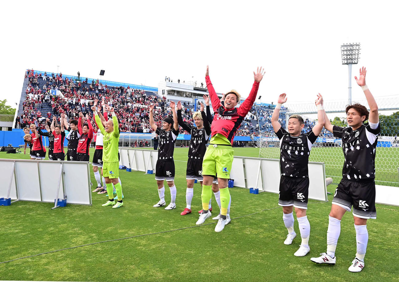 横浜FC対札幌　サポーターに勝利を報告する札幌イレブン（撮影・小沢裕）