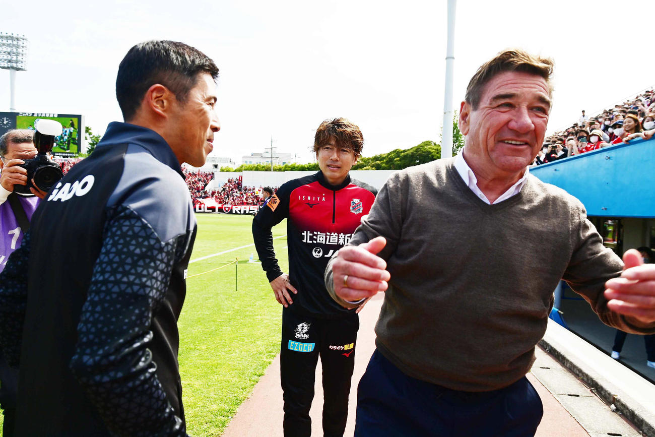 横浜FC対札幌　試合前に互いの健闘をたたえ合う札幌ペトロヴィッチ監督（右）と横浜FC四方田監督（撮影・小沢裕）