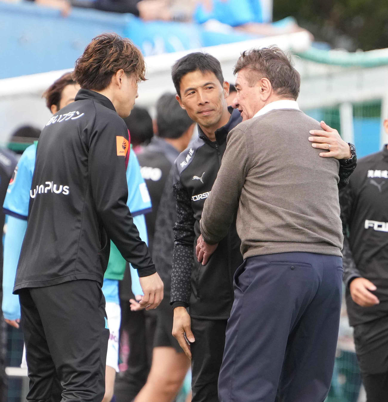横浜FC対札幌　試合後に互いの健闘をたたえ合う札幌ペトロヴィッチ監督（右）と横浜FC四方田監督（撮影・小沢裕）
