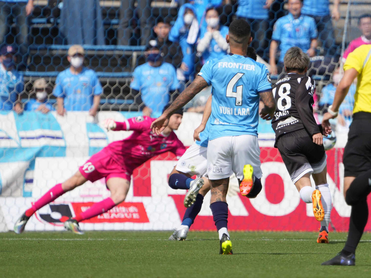 横浜FC対札幌　前半、札幌浅野（右）は同点ゴールを奪う（撮影・小沢裕）