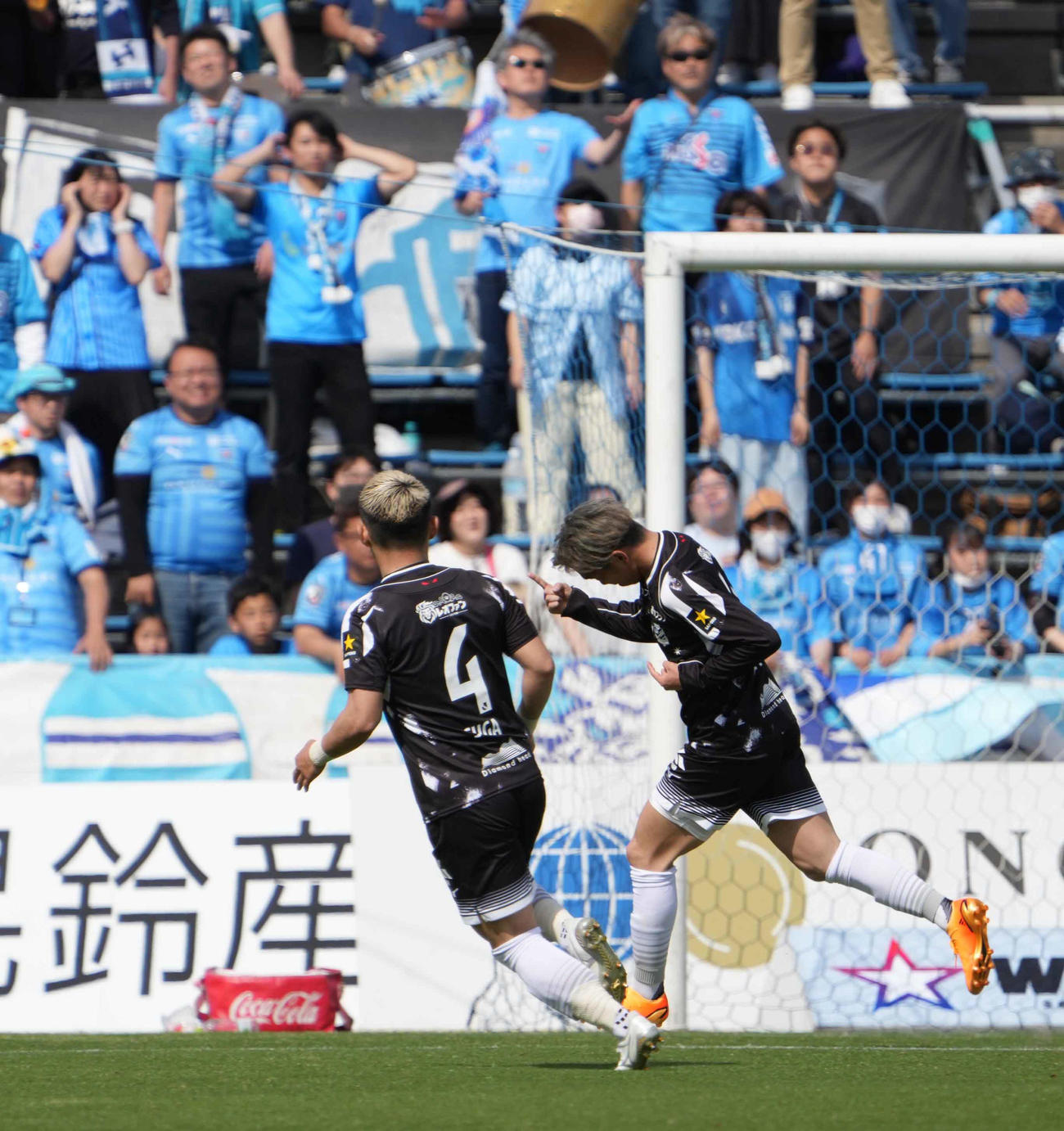 横浜FC対札幌　前半、札幌浅野（右）は同点ゴールを奪う（撮影・小沢裕）
