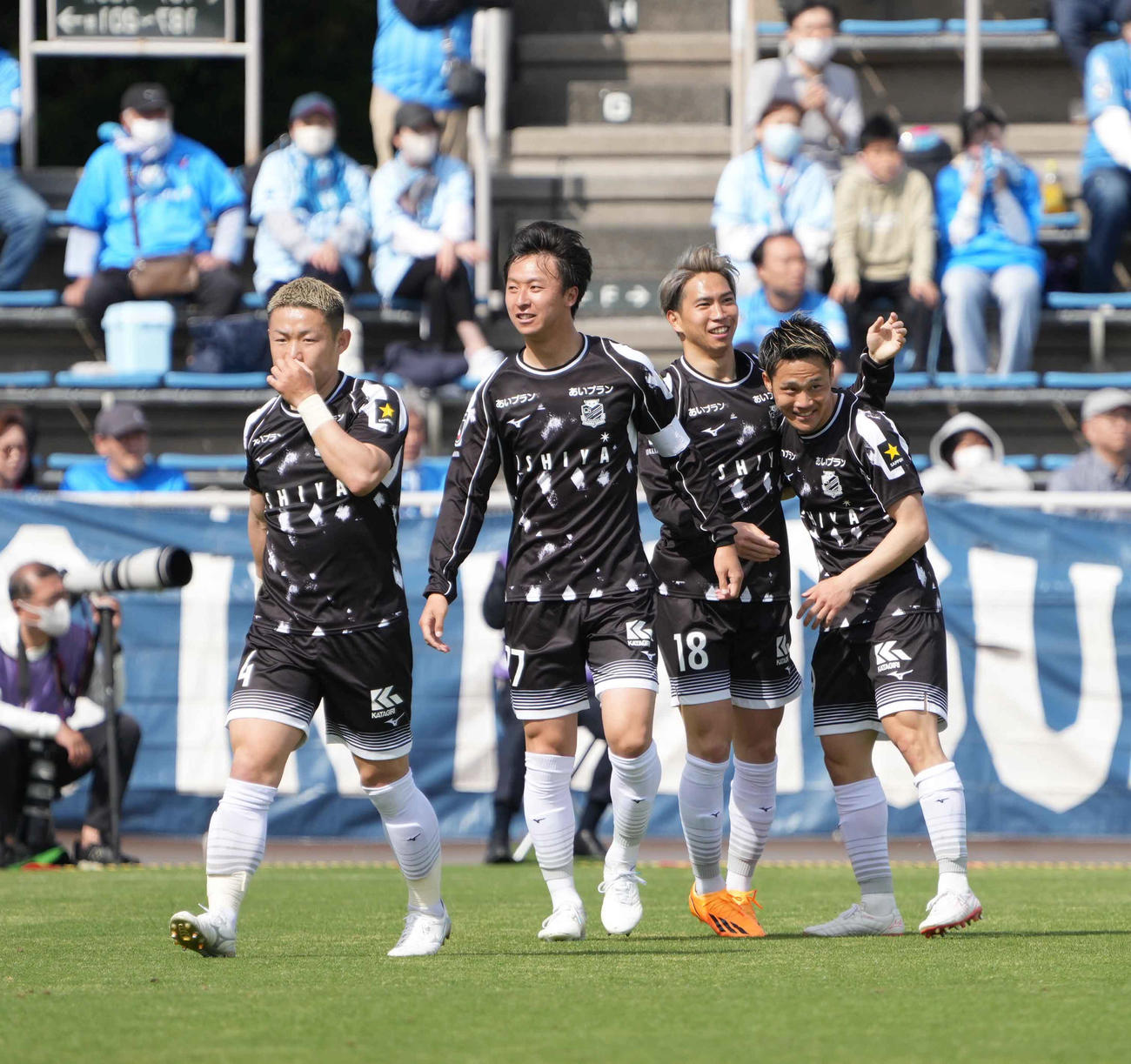 横浜FC対札幌　前半、札幌浅野（左から3人目）は同点ゴールを奪いイレブンの祝福を受ける（撮影・小沢裕）