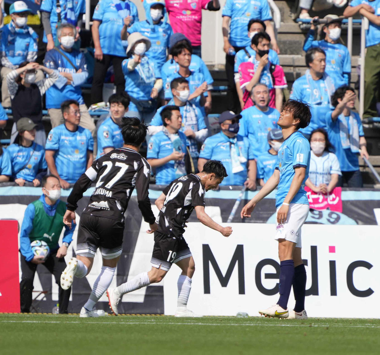 横浜FC対札幌　前半、札幌小柏（中央）は勝ち越しゴールを奪う（撮影・小沢裕）