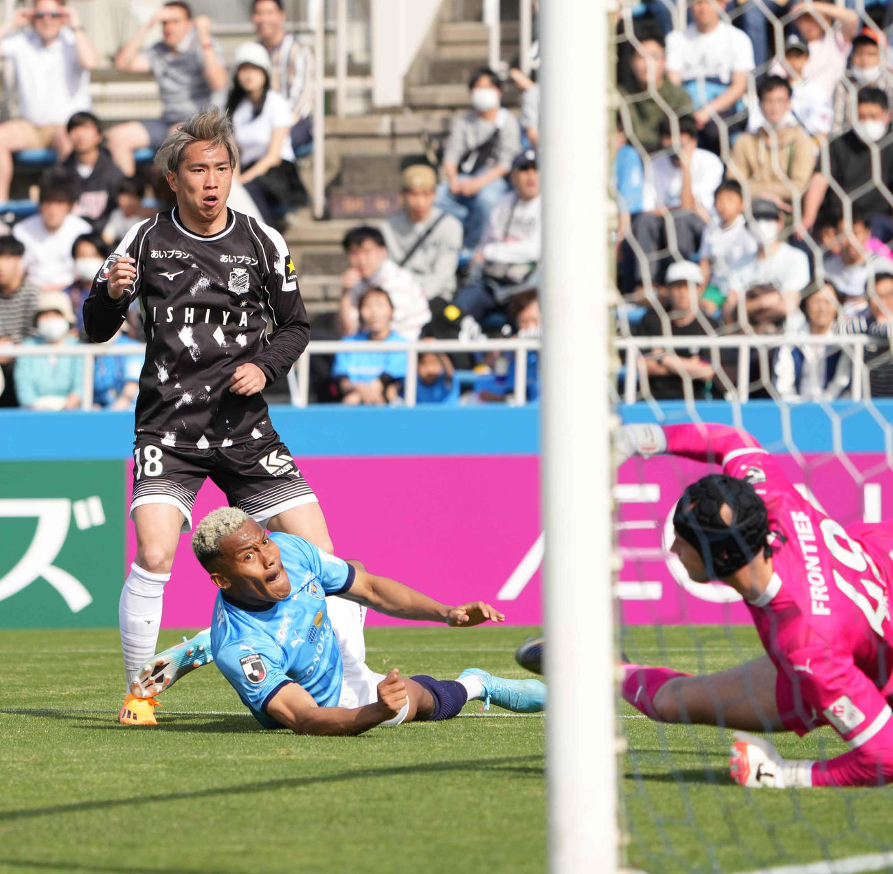 横浜FC対札幌　後半、札幌浅野（左）はこの日2点目のゴールを奪う（撮影・小沢裕）