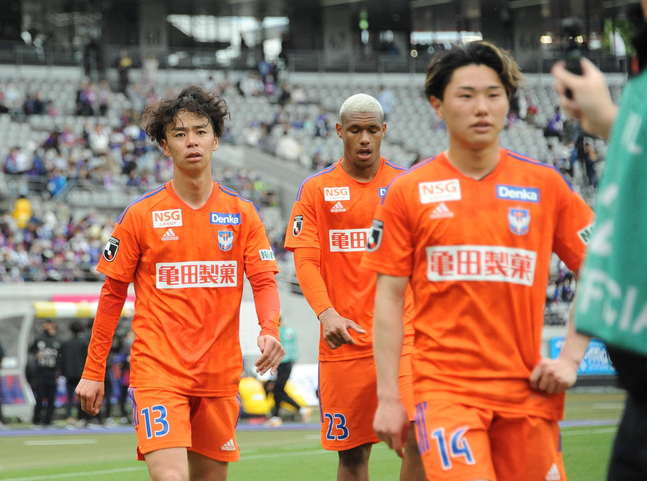 試合後、悔しそうな表情でサポーターの元へ向かう伊藤（左）