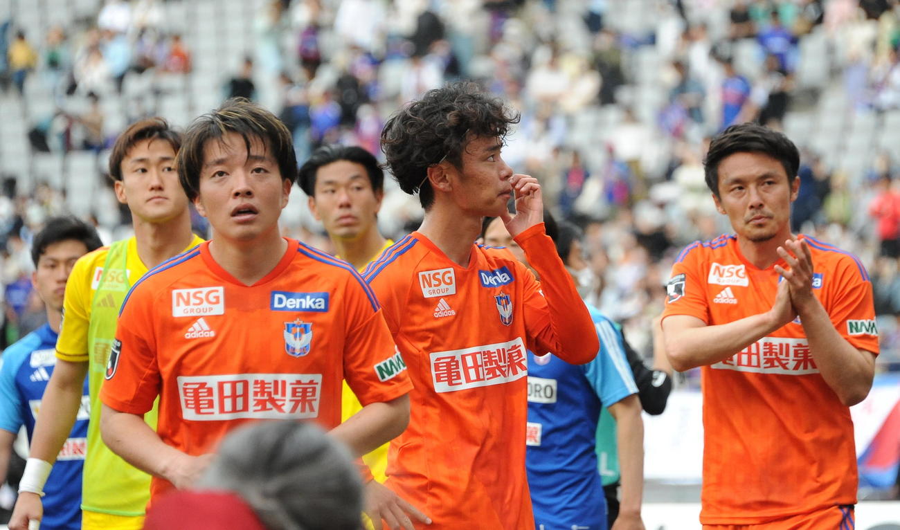 試合後、悔しそうな表情でサポーターを見つめる伊藤（中央）
