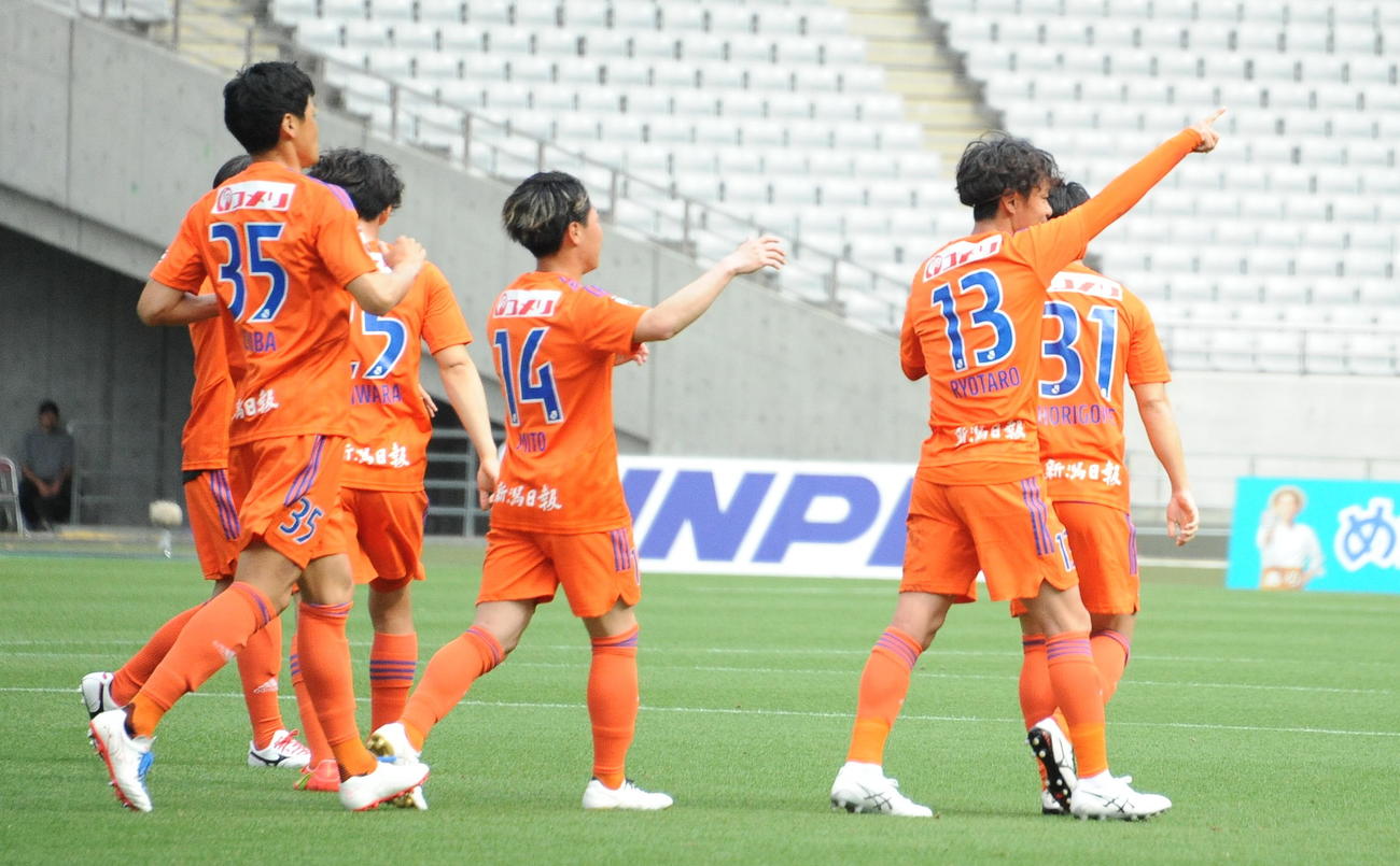 0－1の前半13分、同点FKを決め、ベンチを指さす伊藤（背番号13）