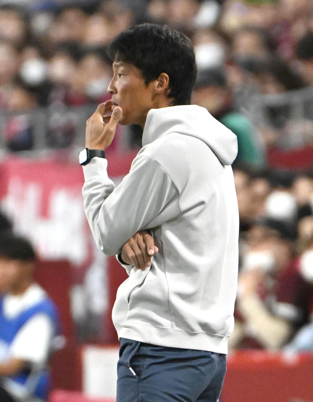 試合を見つめる湘南山口監督（撮影・石井愛子）
