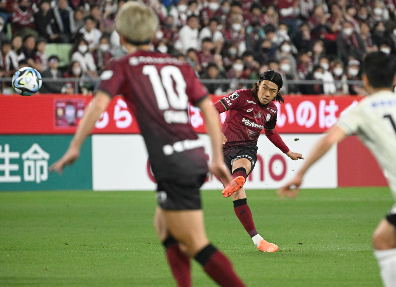 神戸対湘南　前半、左足でゴールを決める神戸初瀬（撮影・石井愛子）