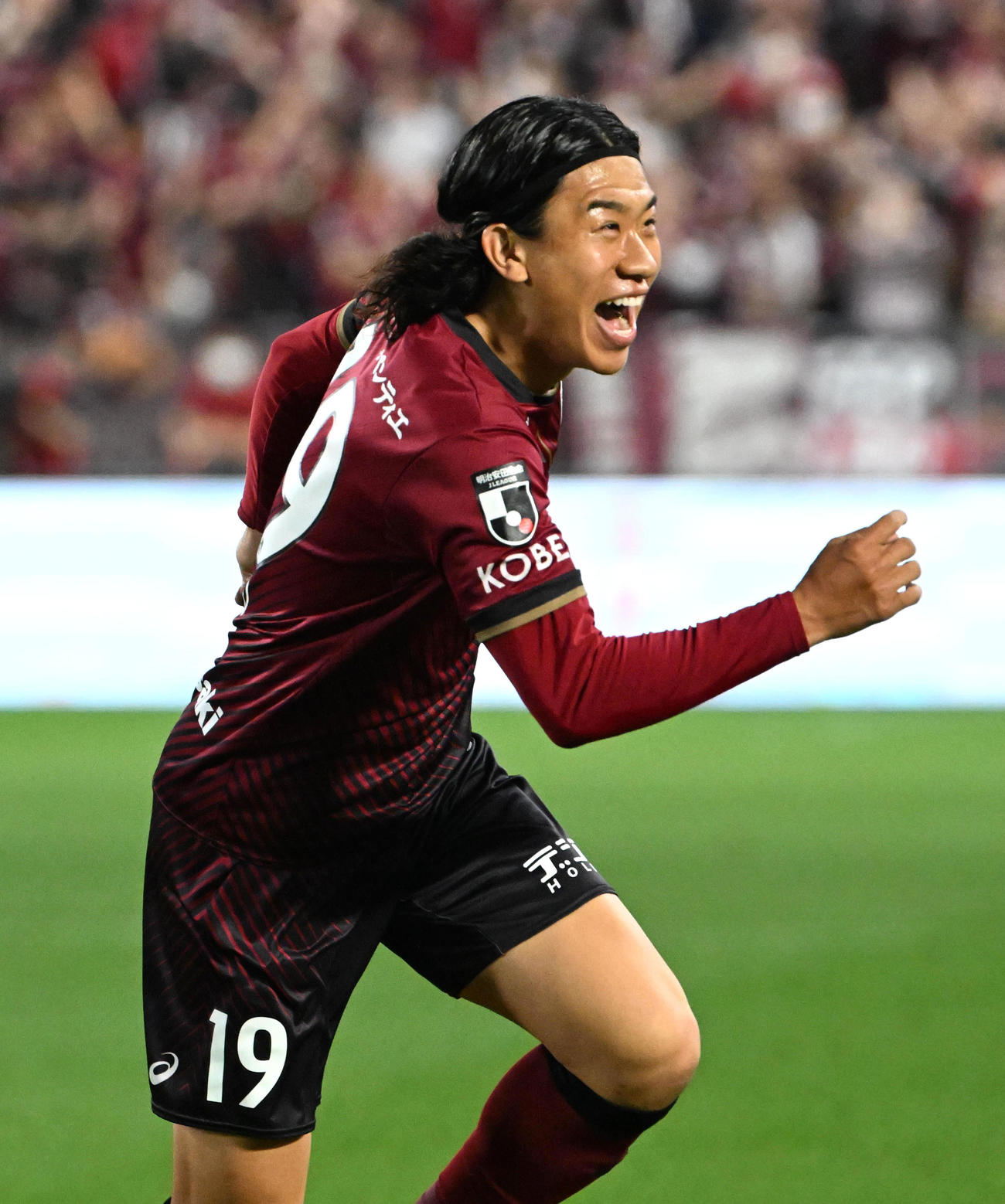 神戸対湘南　前半、ゴールを決め喜ぶ神戸初瀬（撮影・石井愛子）