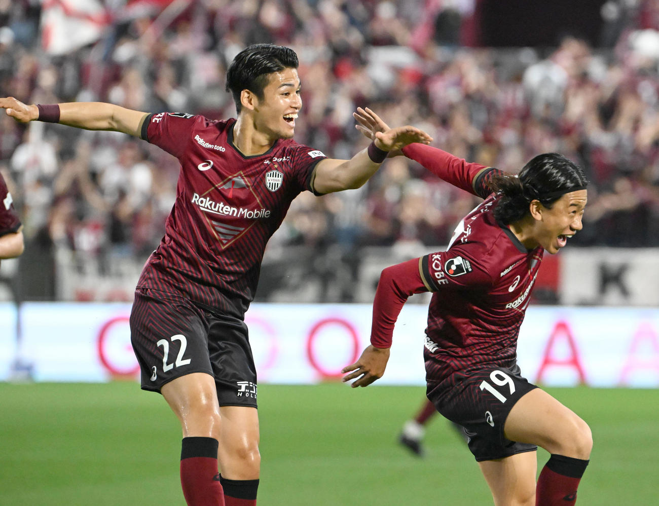 神戸対湘南　前半、ゴールを決め神戸佐々木（左）と喜ぶ初瀬（撮影・石井愛子）
