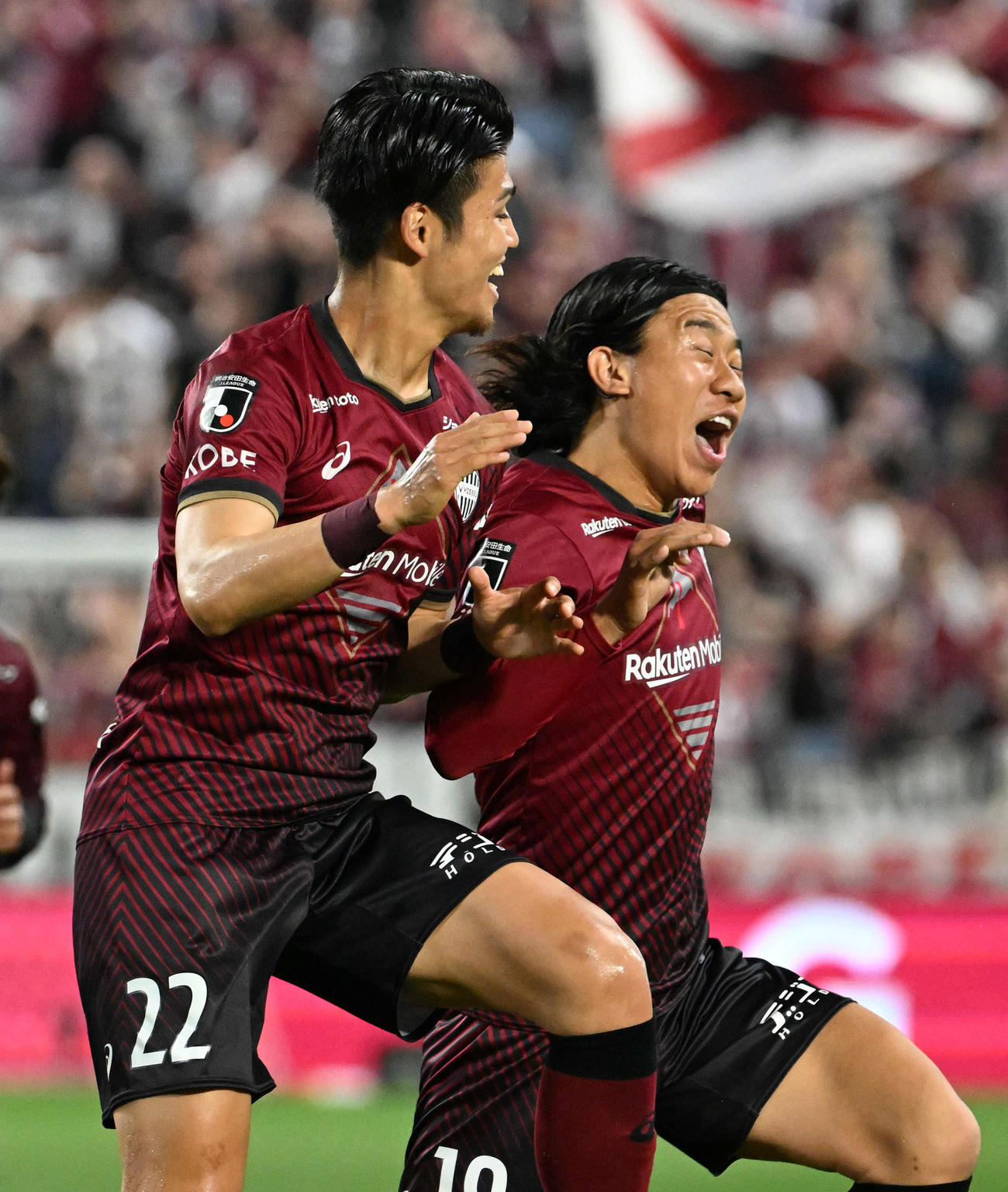 神戸対湘南　前半、ゴールを決め神戸佐々木（左）と喜ぶ初瀬（撮影・石井愛子）