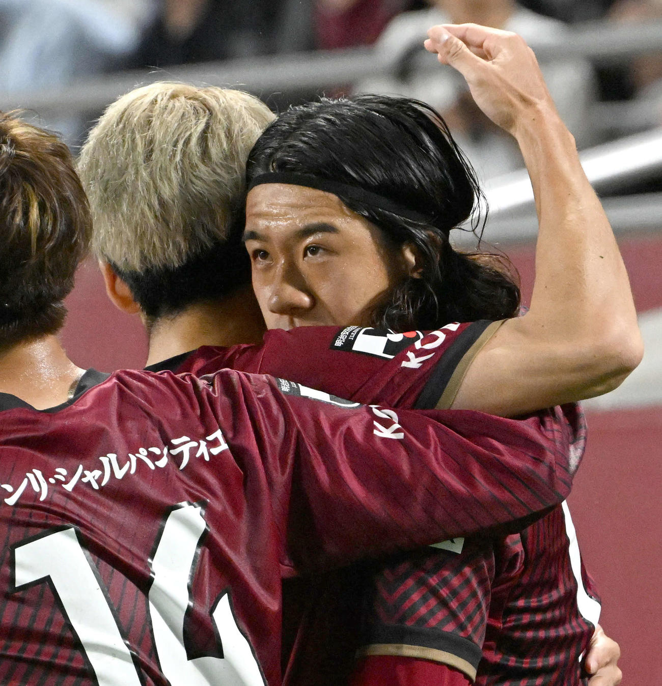 神戸対湘南　前半、ゴールを決め神戸大迫（左）と抱き合う神戸初瀬（撮影・石井愛子）