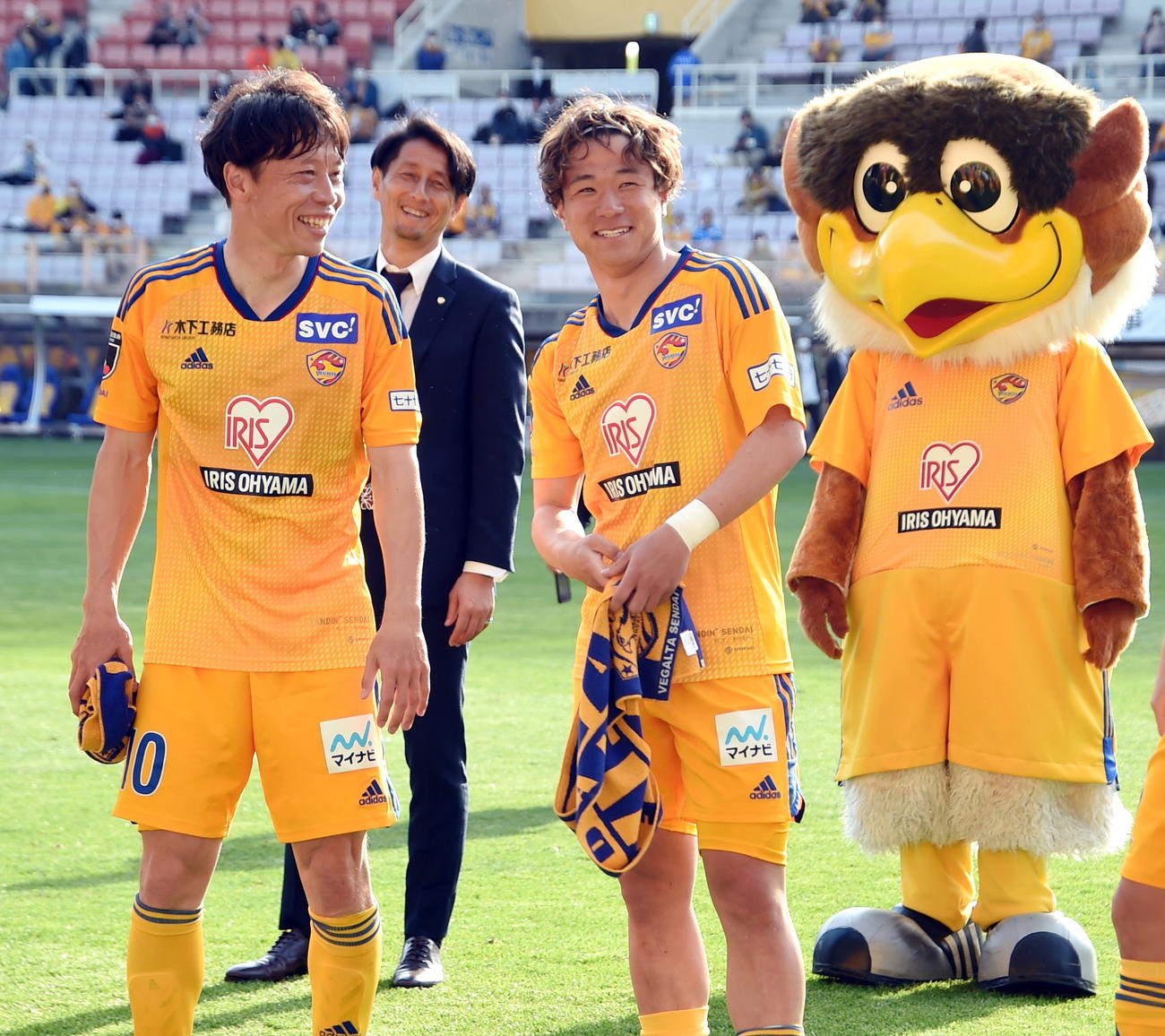 試合に勝利しサポーターの前で笑顔を見せる、左から仙台MF梁、伊藤監督、MF相良、ベガッ太（撮影・山田愛斗）