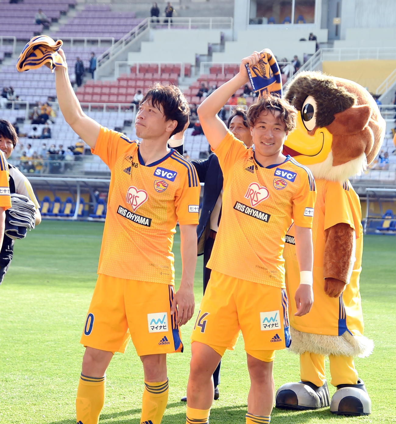 試合に勝利しサポーターの前でタオルマフラーを回すを仙台MF梁（左）とMF相良（撮影・山田愛斗）