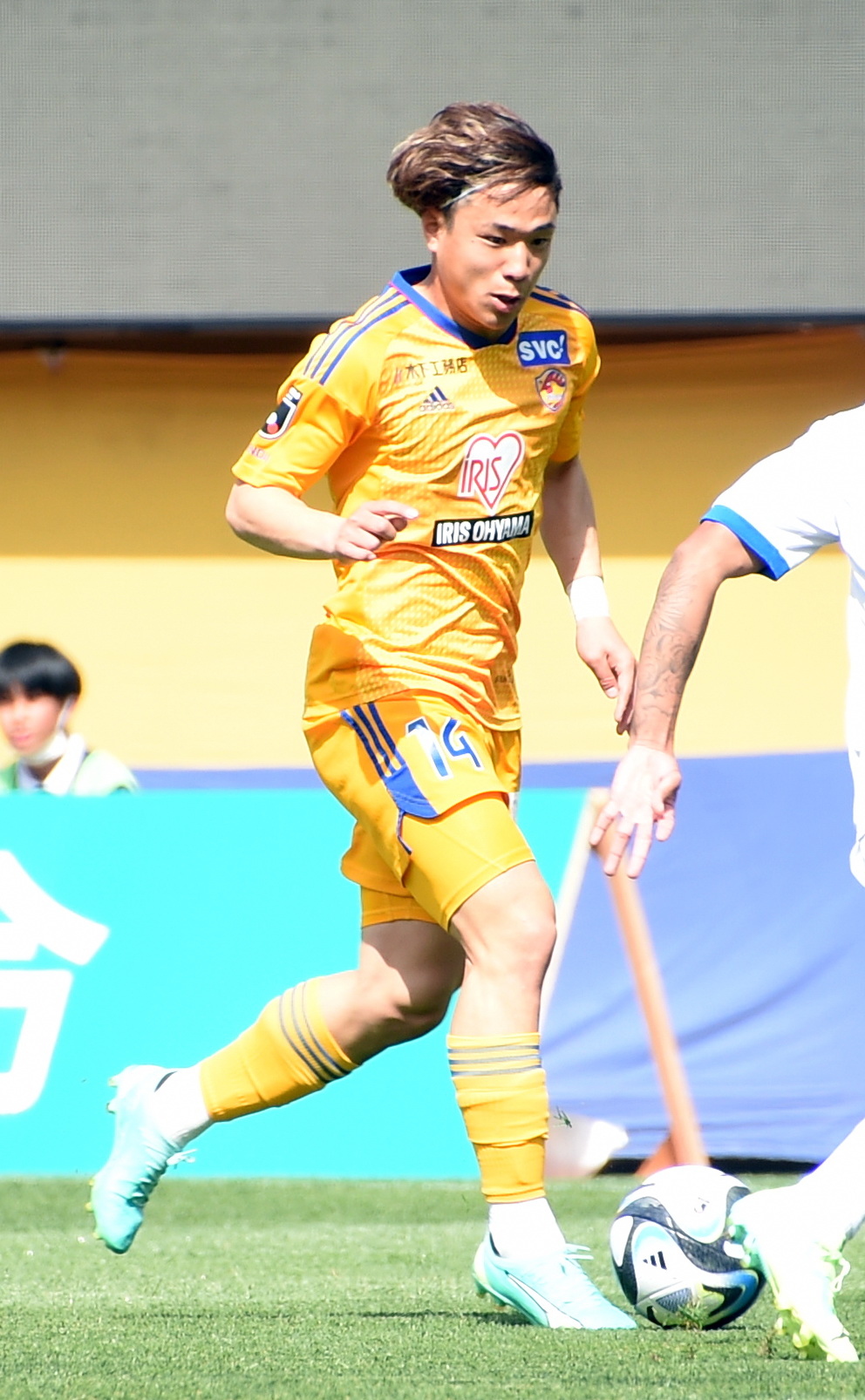 ドリブルするMF相良