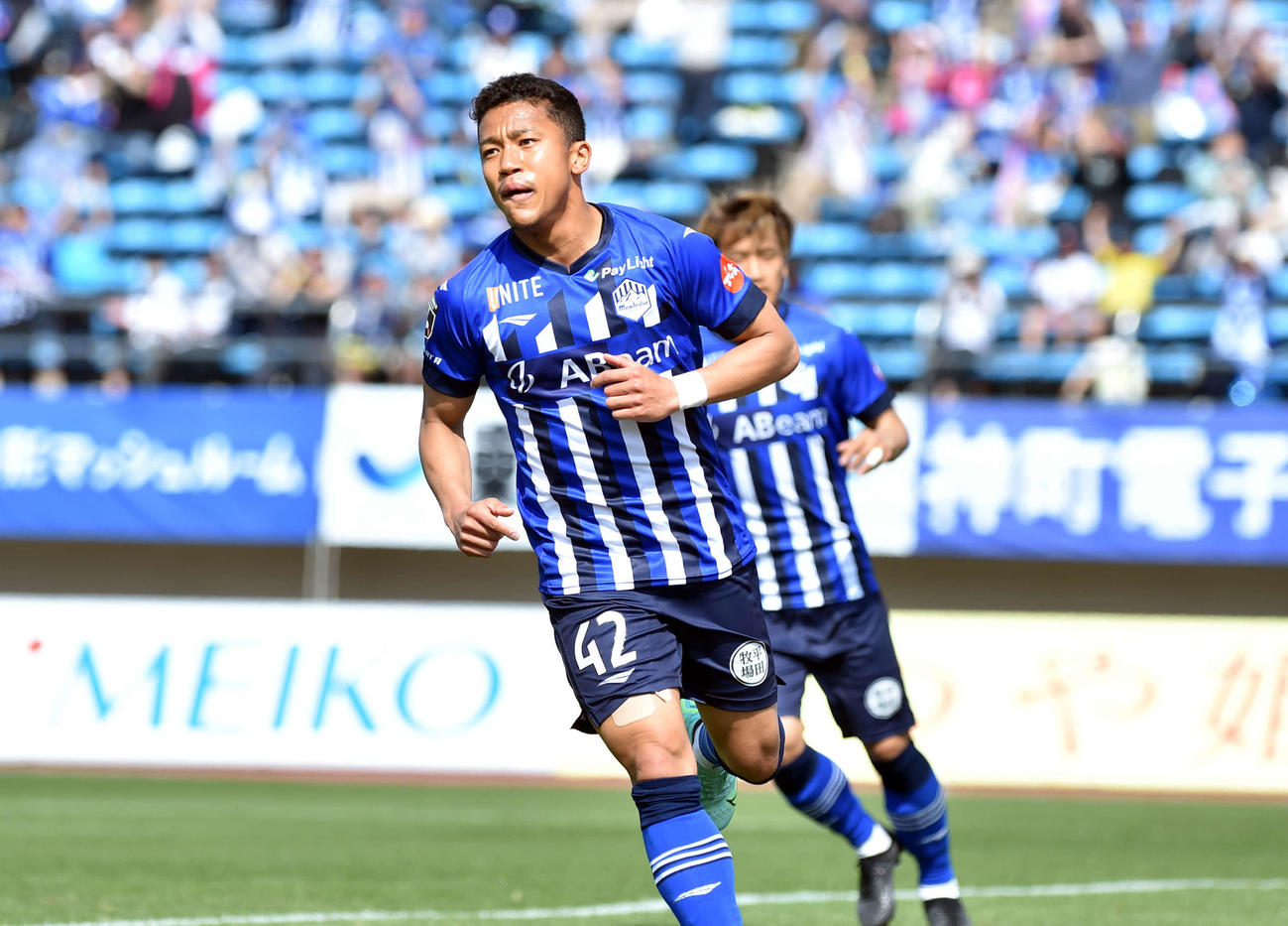 前半15分、山形イサカは、ホームでのチーム初得点を挙げ、ベンチへ向かう