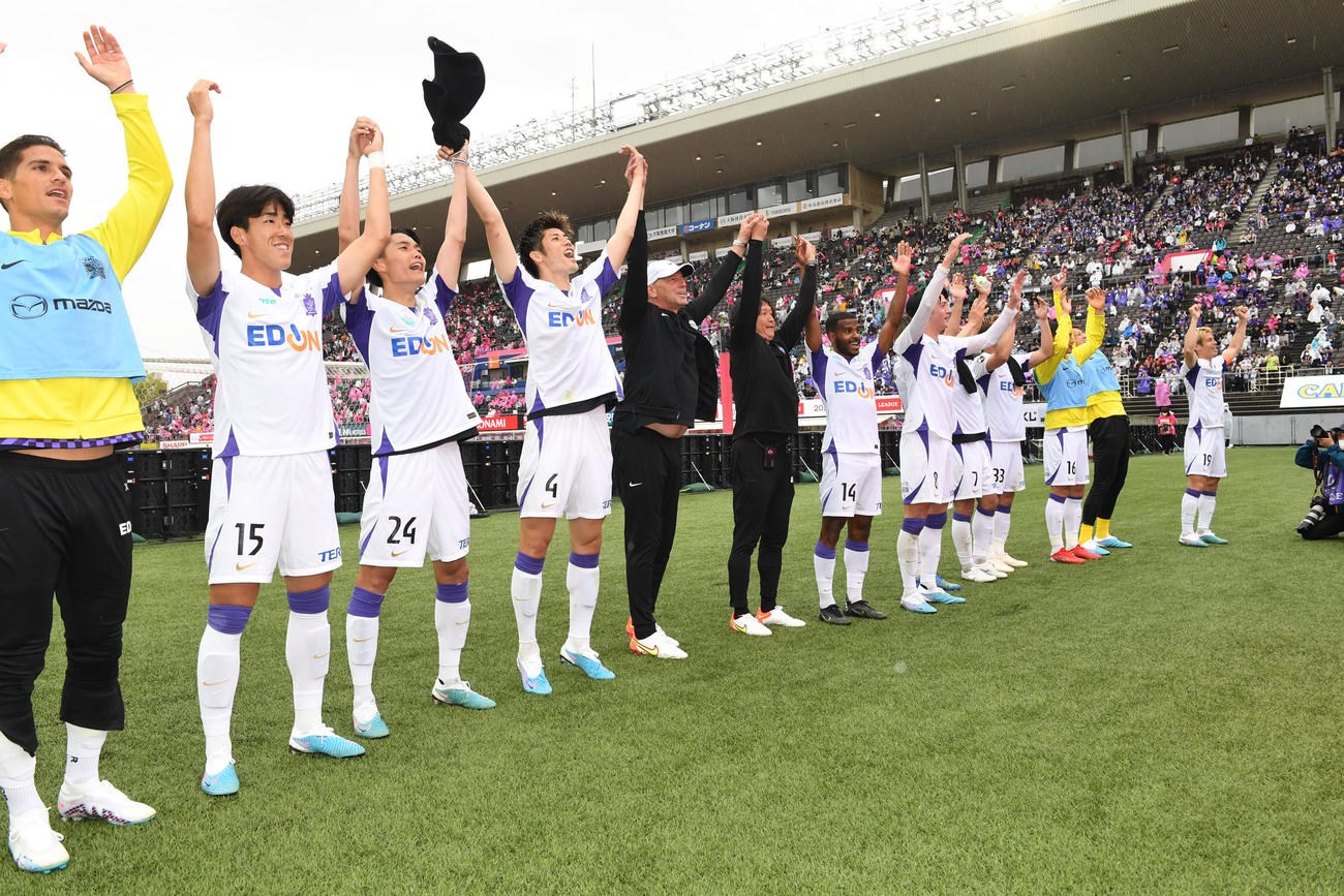 C大阪対広島　サポーターに勝利の報告を行う広島イレブン（撮影・前岡正明）