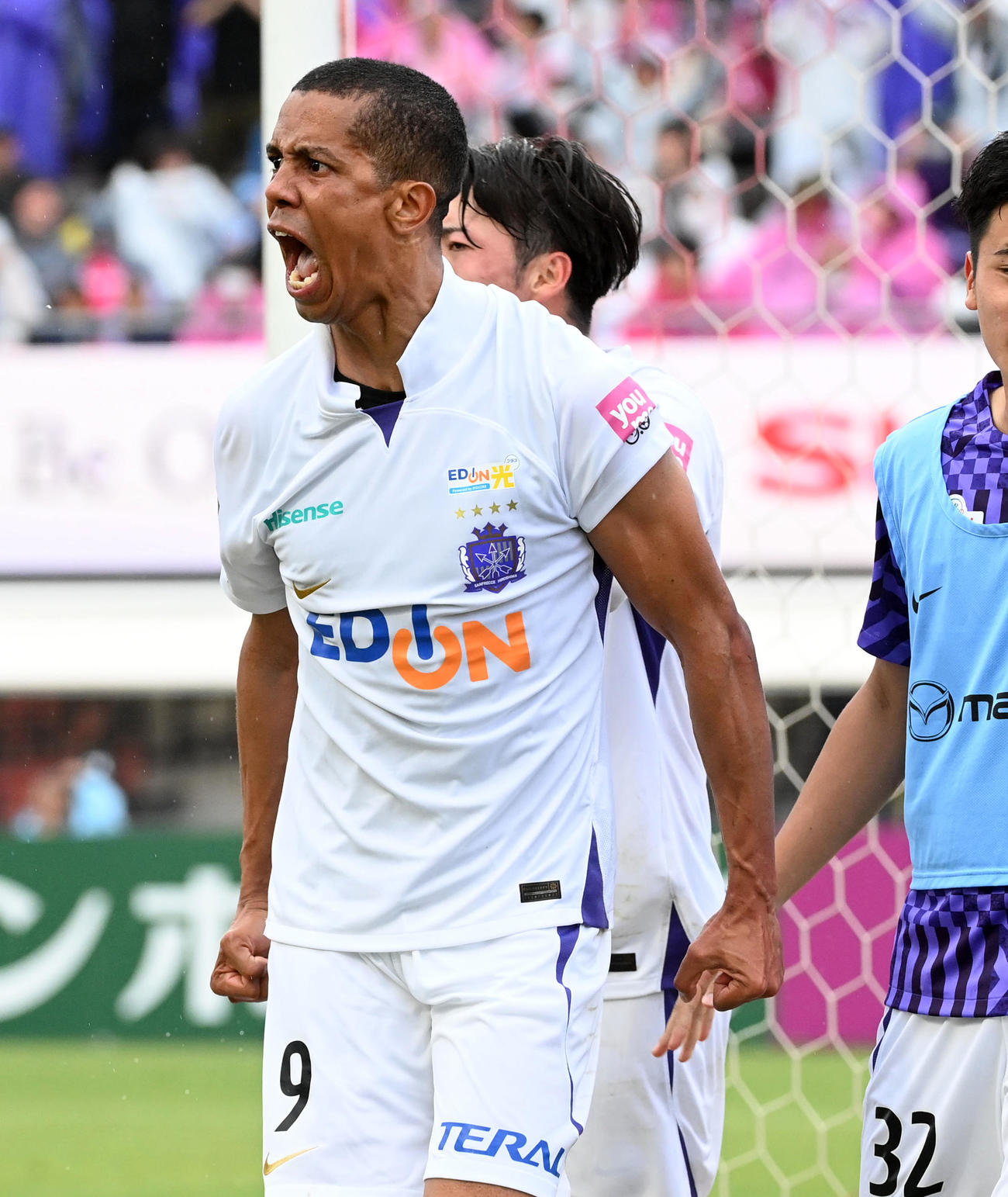 C大阪対広島　後半アディショナルタイム、決勝ゴールを決めほえる広島ヴィエイラ（撮影・前岡正明）
