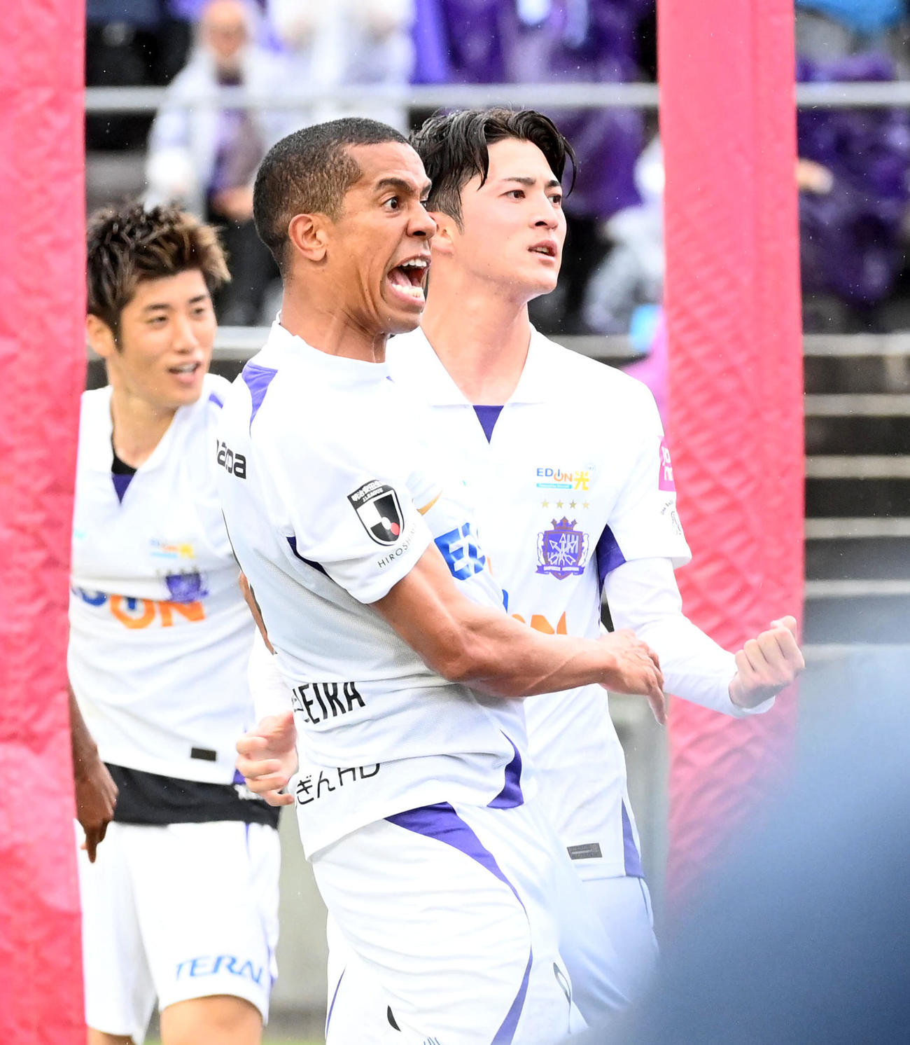 C大阪対広島　後半アディショナルタイム、決勝ゴールを決めほえる広島ヴィエイラ（撮影・前岡正明）