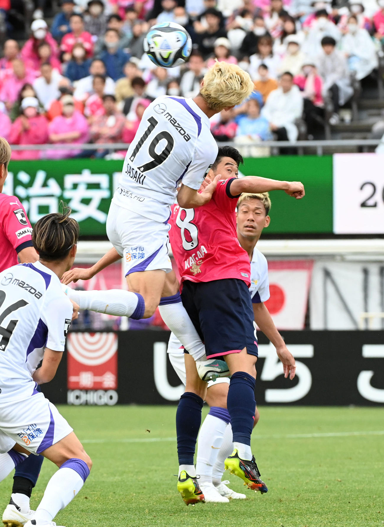 C大阪対広島　前半、ゴール前で広島佐々木と競り合うC大阪香川（撮影・前岡正明）