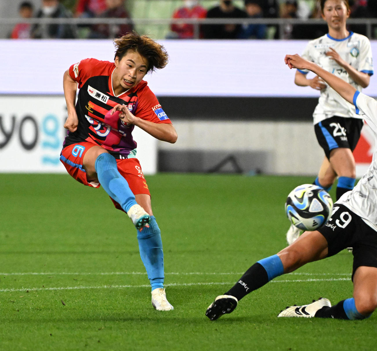 INAC神戸対マイナビ仙台　後半、ゴールを決めるINAC神戸田中（撮影・石井愛子）