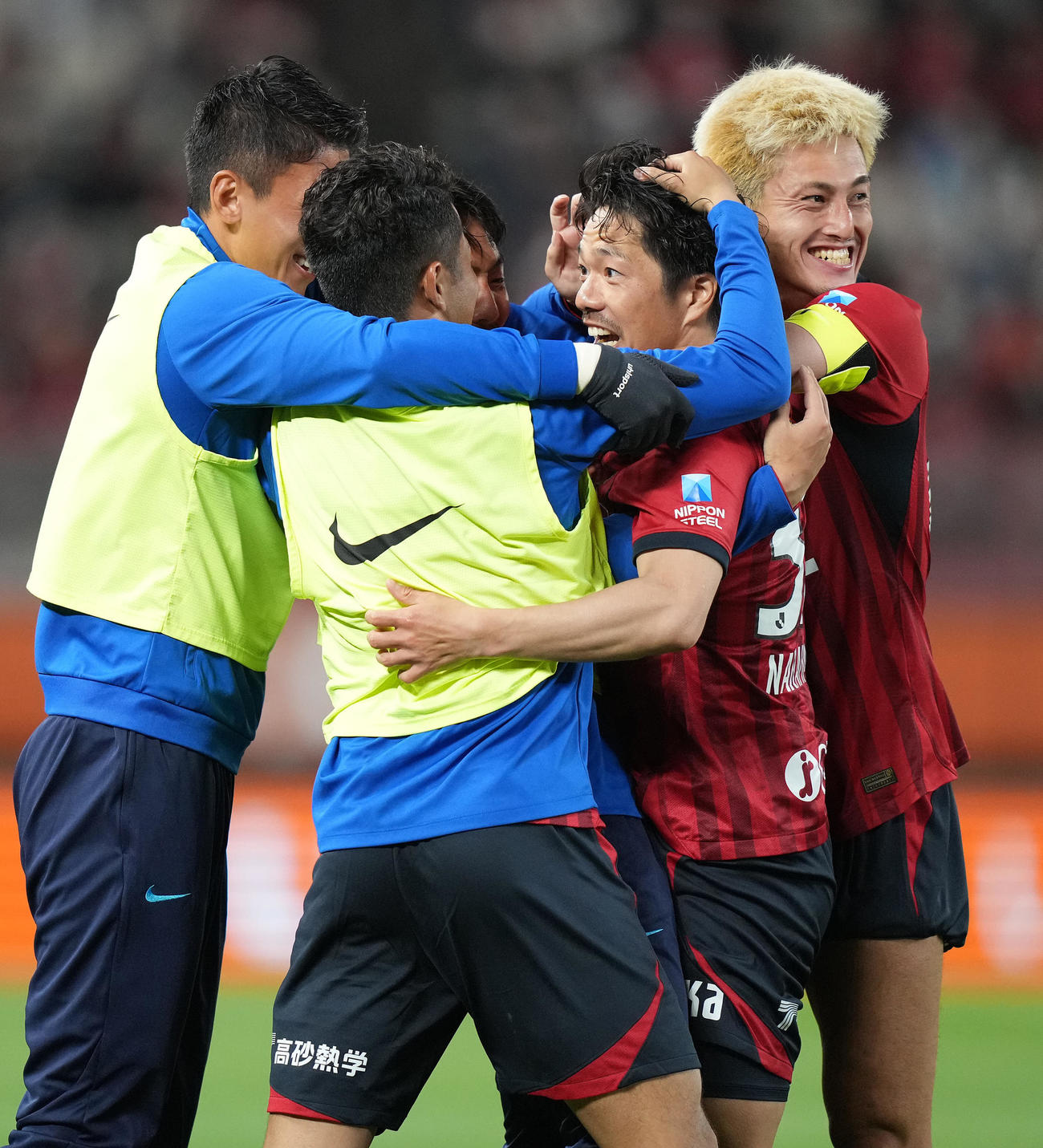 鹿島対G大阪　後半、先制ゴールを決め喜ぶ鹿島仲間（右から2人目）。右は鈴木（撮影・鈴木みどり）