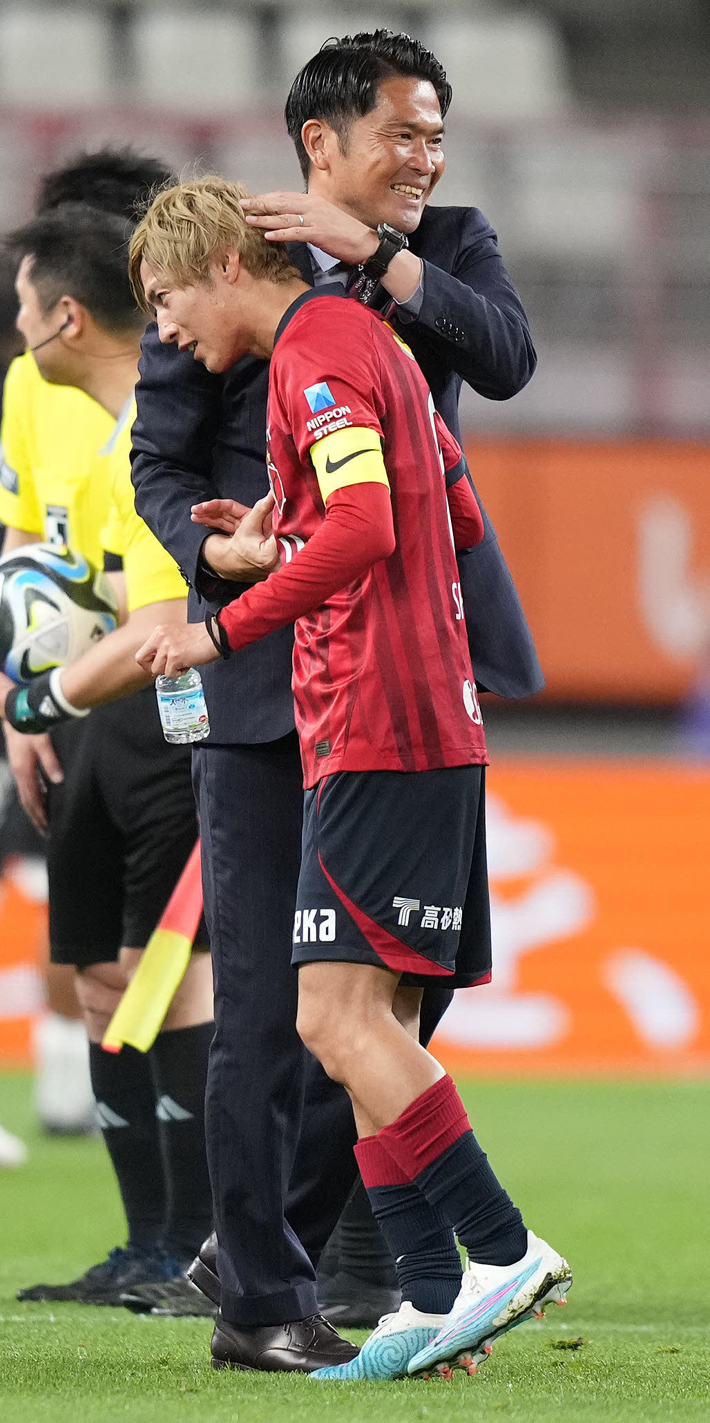 G大阪に勝利し、土居（手前）を笑顔で迎える鹿島岩政監督（撮影・鈴木みどり）