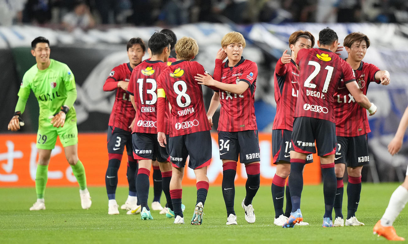 鹿島対G大阪　G大阪に勝利し、タッチを交わす鹿島イレブン（撮影・鈴木みどり）