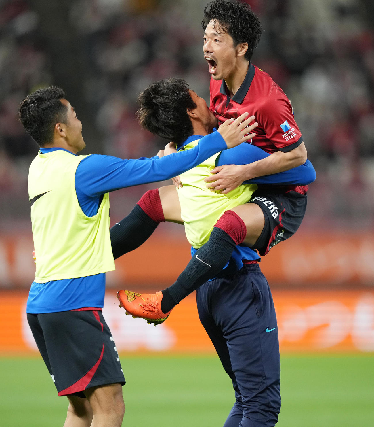 鹿島対G大阪　後半、先制ゴールを決め歓喜する鹿島仲間（右上）（撮影・鈴木みどり）