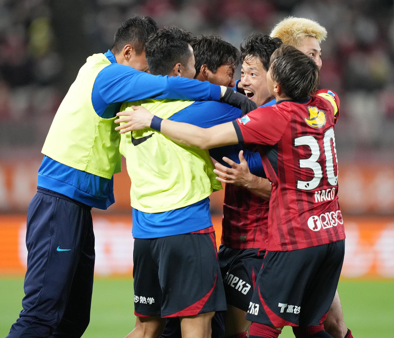 鹿島対G大阪　後半、先制ゴールを決め喜ぶ鹿島仲間（右から3人目）（撮影・鈴木みどり）