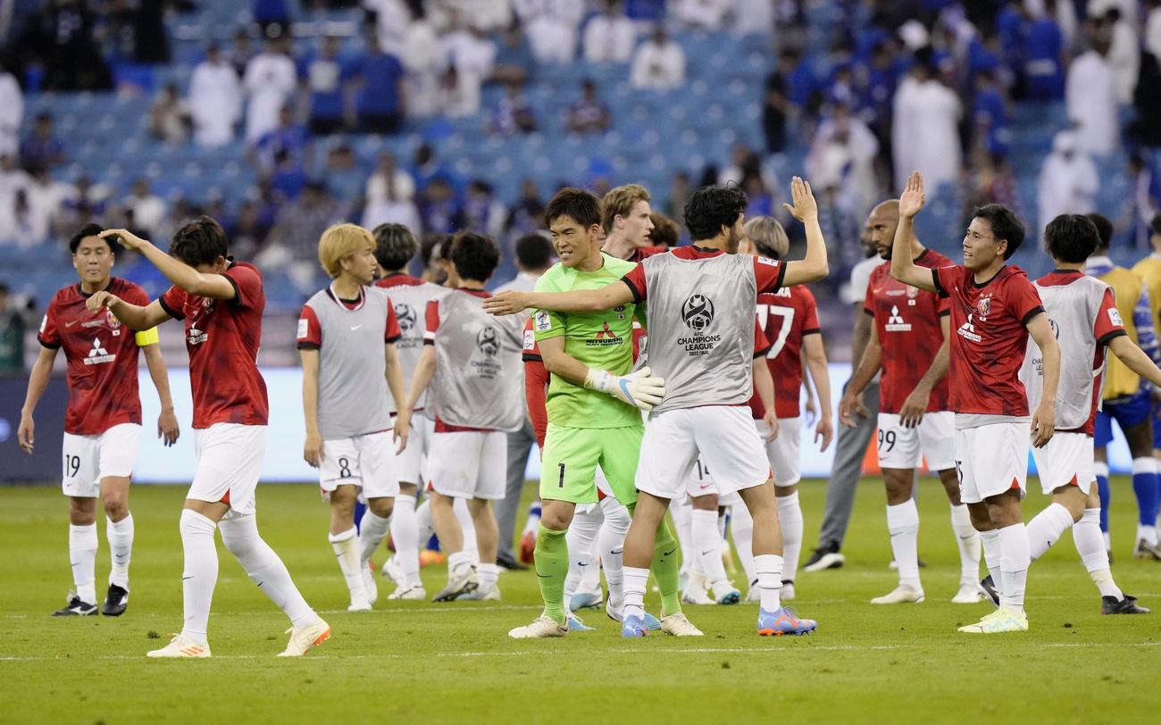 アルヒラルと引き分け、タッチを交わすGK西川（中央）ら浦和イレブン（共同）