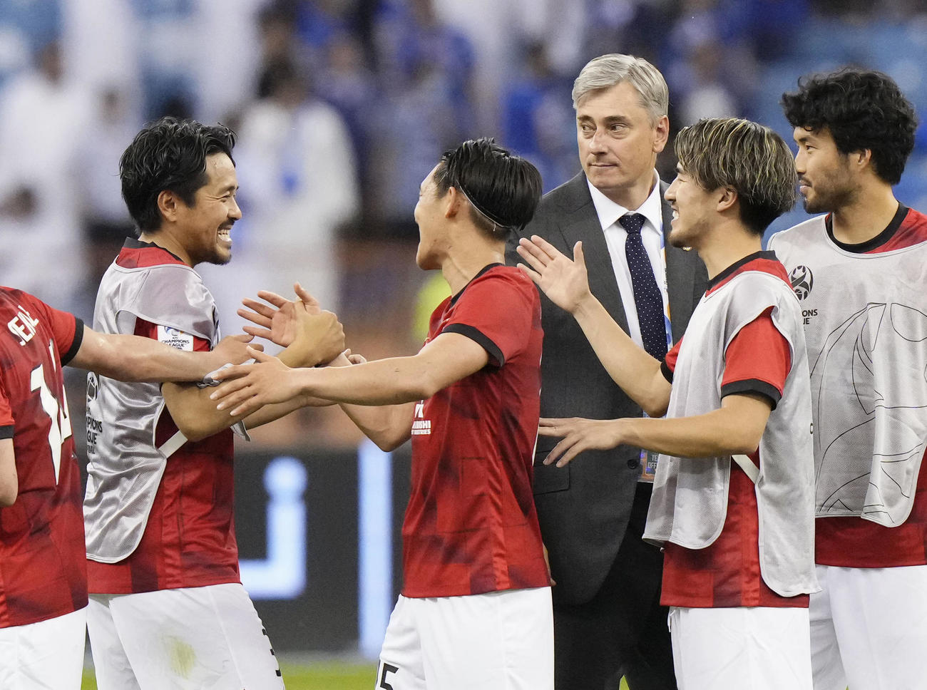アルヒラルと引き分け、笑顔を見せる興梠（左端）ら浦和イレブン。右から3人目はスコルジャ監督＝リヤド（共同）