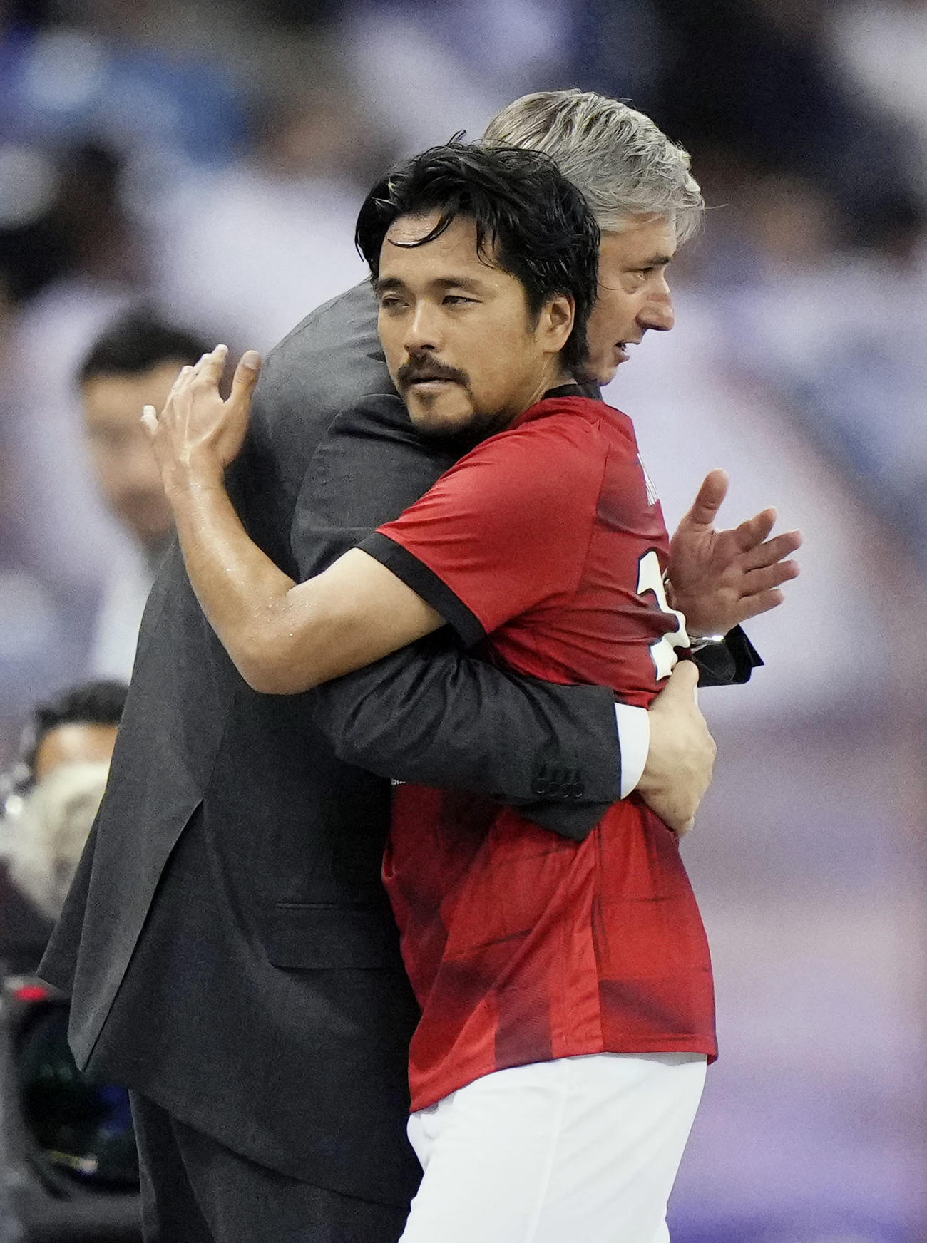 浦和―アルヒラル　後半、途中交代し、スコルジャ監督（奥）と抱き合う浦和・興梠＝リヤド（共同）