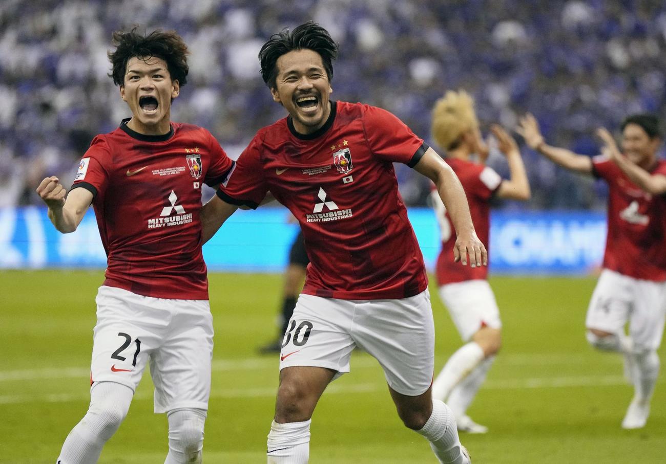 浦和―アルヒラル　後半、同点ゴールを決め、大久保（左）と喜ぶ浦和・興梠＝リヤド（共同）